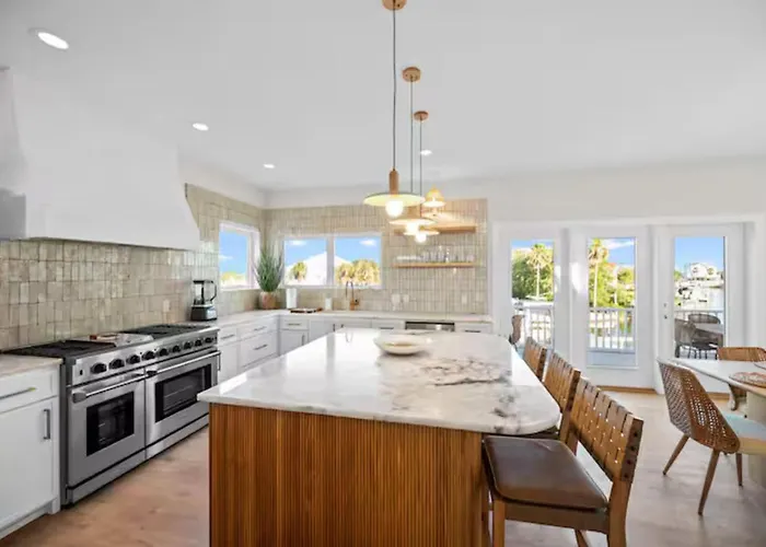 Holiday home Phenomenal Lux Oceanfront House With Heated Pool & Hot Tub, Firepit, Private Dock And Very Close 2 Pensacola